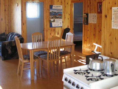Essipit - Salle à manger d'un chalet du Domaine sportif du Lac Loup